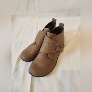 Like New b.o.c. Kingston Tan Bootie Buckle Strap Size 10